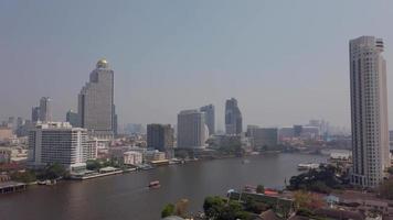 Mars 22,2022 Bangkok, Thailand slow motion se av chao phraya flod i bangkok video