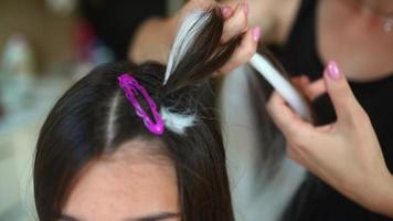 proceso de trenzado. el maestro teje trenzas en la cabeza en un salón de belleza, cierra foto