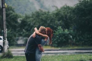 hermosa pareja abrazándose bajo la lluvia foto