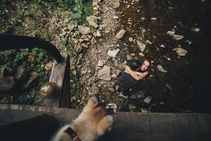 hermosa pareja en el fondo del bosque foto