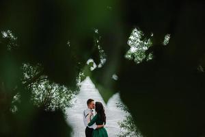 hombre y mujer en el lago foto