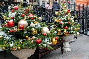 cerca de la decoración de árboles de navidad con juguetes y guirnaldas. decoración festiva de la ciudad durante las vacaciones de invierno foto