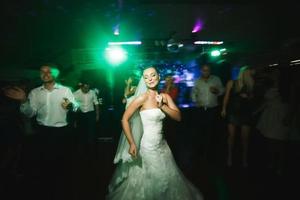 hermosa novia y el novio bailando foto