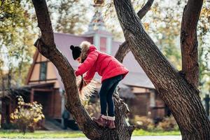 niña para trepar a un árbol foto