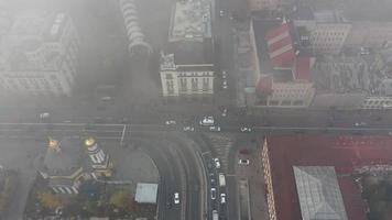 una ciudad cubierta de niebla. tráfico de la ciudad, vista aérea foto