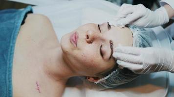 Young pretty woman receiving treatments in beauty salons. photo