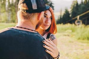 Photo beautiful couple in the mountains close angle