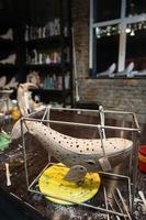 ballena de arcilla en un stand en un taller de cerámica foto