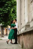 hermosa pareja europea posando en la calle foto