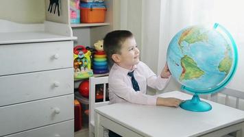 um menino explora o mundo em um globo video
