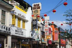 george town, malasia - 19 de febrero de 2020. una de las calles centrales de la ciudad con edificios coloridos, tiendas, hoteles y farolillos chinos. foto