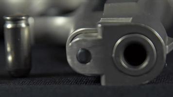 Pistole und Kugeln video