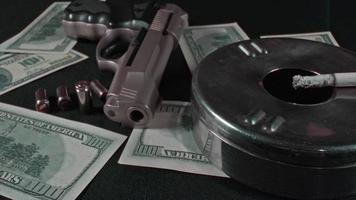balas de pistola y billetes de dinero