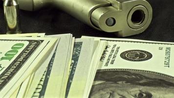 balas de pistola y billetes de dinero video