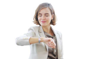 sonriente exitosa mujer de negocios caucásica viendo reloj de pulsera para relajarse después de terminar el trabajo en la oficina moderna