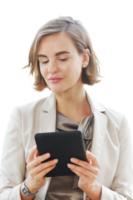 donna d'affari in abito bianco mano che tiene tablet per la ricerca sul sito Web e pensare al lavoro nell'area di lavoro in ufficio