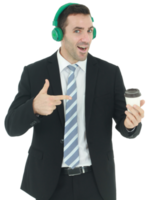 homme d'affaires beau et intelligent se détendre en écoutant de la musique dans des écouteurs verts et main tenant une tasse de café isolé sur fond blanc. concept d'entreprise et de finance. copie espace