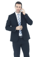 apuesto hombre de negocios en una mano de traje sosteniendo un teléfono inteligente y hablando por teléfono aislado en fondo blanco. copie el espacio png