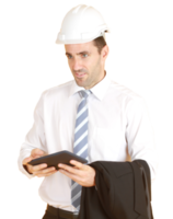 knappe en slimme ingenieur in pak en wit overhemd en het dragen van een witte veiligheidsingenieur hoed met hand met smartphone geïsoleerd op gele achtergrond. kopieer ruimte png