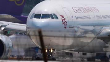 phuket, thaïlande 13 novembre 2019 - cathay dragon airbus a330 b hlj roulage avant le départ de l'aéroport de phuket. video