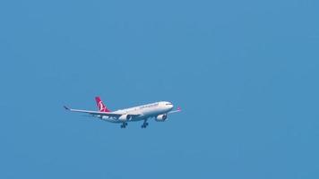 phuket, thailand 13. november 2019 - turkish airlines airbus a330 im endanflug über mai khao beach, bevor er am internationalen flughafen phuket in zeitlupe landet. video