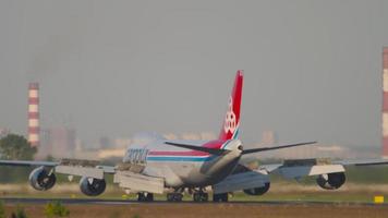 novosibirsk, ryska federation juni 10, 2020 - cargolux boeing 747 lx vcb bromsning efter landning. tolmachevo flygplats, novosibirsk video