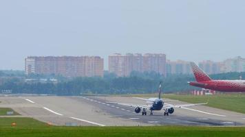 moscou, federação russa 12 de setembro de 2020 - rossiya airlines boeing 777 virando para taxiway após o pouso e aeroflot russian airlines airbus a320 alinhando na pista para partir video