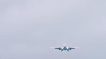 avion de ligne à réaction en approche finale avant d'atterrir à l'aéroport de kazan. video