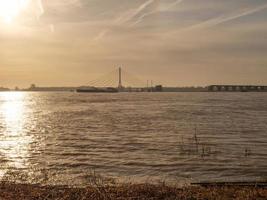 el río rin en wesel foto