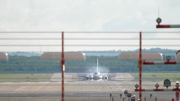 jet flygplan saktar ner efter landning på Düsseldorf flygplats, Tyskland video