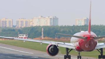 moscou, federação russa 13 de setembro de 2020 - rossiya airlines boeing 777 ei geu alinhando na pista 24l antes da partida no início da manhã, aeroporto internacional de sheremetyevo, svo uuee video