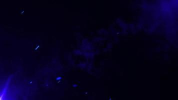 Blaue Funkenteilchen-Nachtzusammenfassung, Lagerfeuergefahr, brennender Feuerhitze-Blitzeffekt, Höllen-Inferno-Rauch-Scheinelement, heiß isoliert, leichte Kamin-Magie-Brennstoff-Animation video