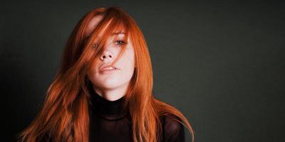 sensual retrato de mujer joven con pelo rojo salvaje foto