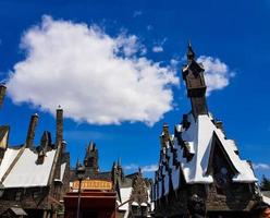 osaka, japón el 9 de abril de 2019. pueblo de hogsmeade en el mundo mágico de harry potter zone, una zona comercial en la famosa película de harry potter. foto