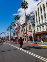 osaka, japón el 9 de abril de 2019. estos son unos pocos turistas tomando fotos en universal studios japón en un día soleado.