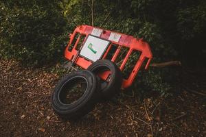 neumáticos abandonados en el bosque. foto