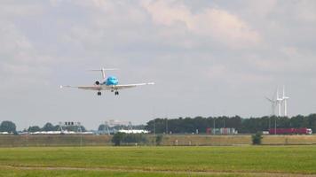 amsterdam, die niederlande 25. juli 2017 - passagierflugzeug von klm cityhopper fokker landet auf der landebahn des internationalen flughafens schiphol, amsterdam. tourismus- und reisekonzept video