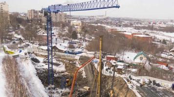 nowosibirsk, russische föderation 14. märz 2021 - luft, große baustelle, die 4k zeitraffer arbeitet video