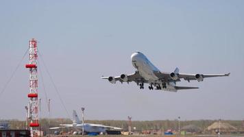 novosibirsk, federación rusa 10 de mayo de 2021 - boeing 747 de asl airlines despegando. el avión despegó y retrae el tren de aterrizaje video