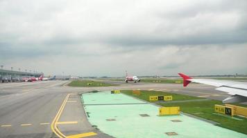 changi, singapur 25 de noviembre de 2018 - avión gravando en la pista listo para despegar en el aeropuerto de changi. video