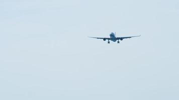 moderno grande aereo mosche in testa. bellissimo blu cielo e bianca soffice nuvole nel il sfondo. il aereo prende spento, approdo. giorno volta. video