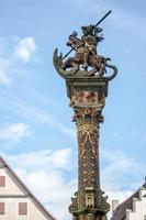 rothenburg, alemania, 2014. estatua en la parte superior de st. fuente de george en rothenburg ob der tauben foto