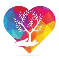 árbol de amor en el diseño del logotipo del vector de la mano. logotipo de productos de corazón natural. icono de cosméticos. logotipo de balneario.