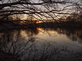 puesta de sol en un lago alemán foto