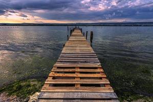 emocionante vista desde la orilla con un muelle de madera foto