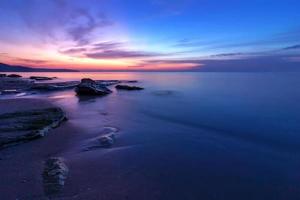 impresionante vista del amanecer en la costa del mar negro cerca de varna, bulgaria. hora azul foto