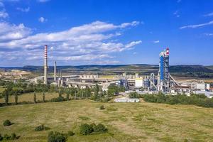 vista aérea desde drones de fábrica de cemento. paisaje industrial de la fábrica de cemento. foto