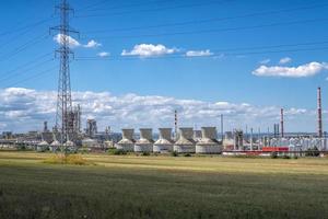 planta de fábrica y concepto de industria energética. fábrica de refinería de petróleo, gas y petroquímica. negocio de potencia y energía foto