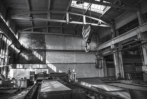fábrica con maquinaria industrial. vista en blanco y negro. vista horizontal foto