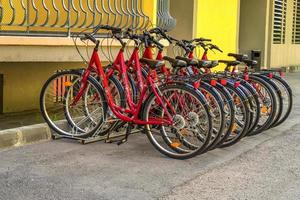 estación de estacionamiento de bicicletas llena de bicicletas. alquiler de bicicletas foto